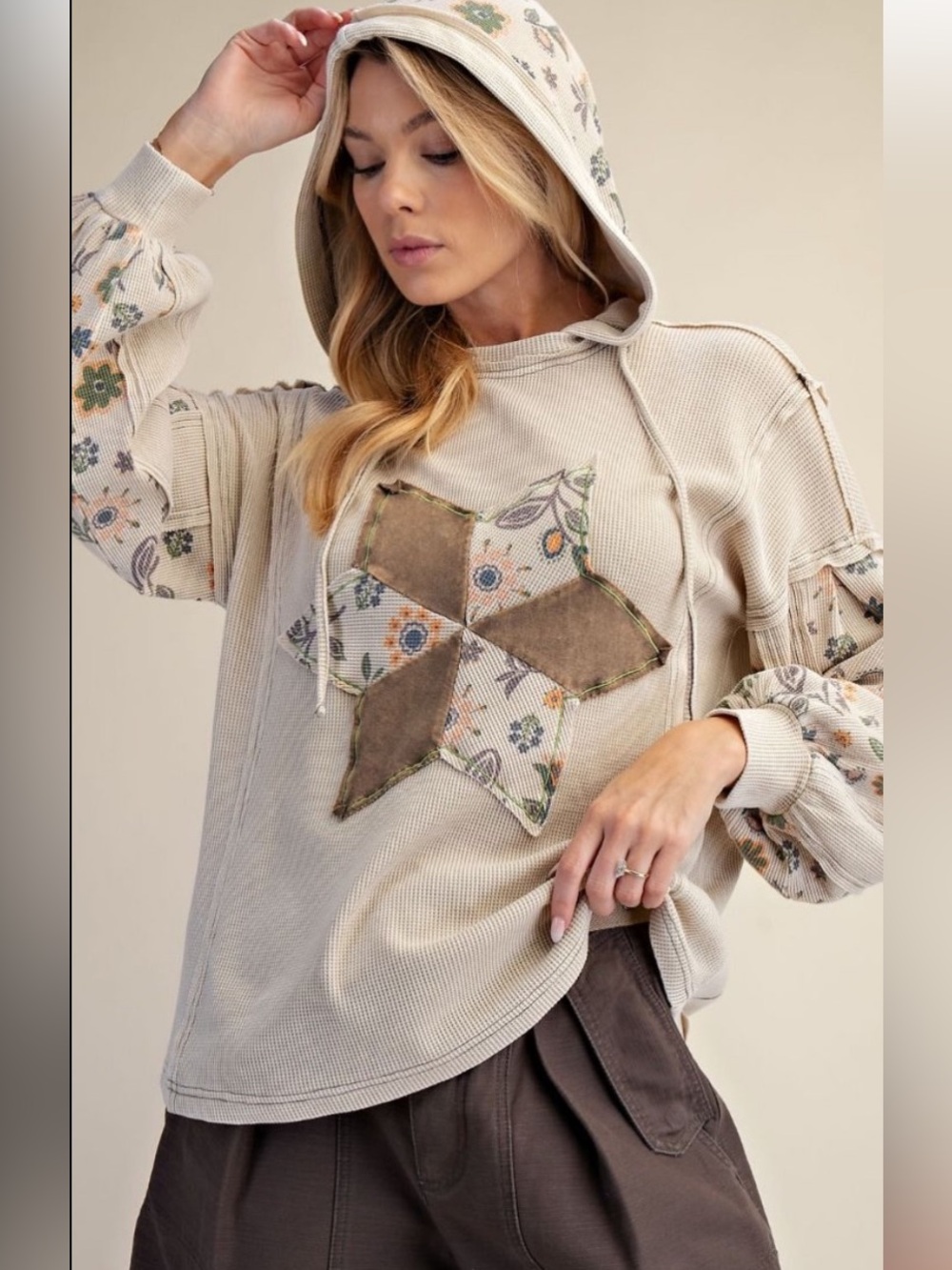 84 ❤️ 1 left EASEL FLORAL PATCH THERMAL WASHED
PULLOVER HOODED